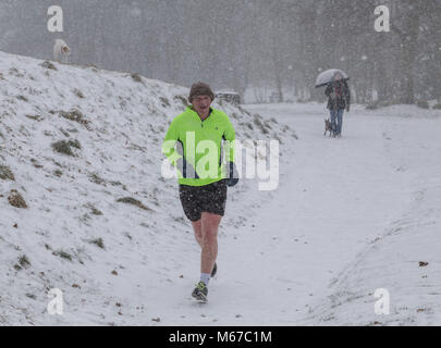 Honiton, Devon, 1. März 18 ein Jogger trotzt der Schnee als das Tier aus dem Osten trifft Sturm Emma in South West England. Devon und Cornwall erwarten mehrere Zentimeter Schnee in den nächsten Stunden. Schnee ist eine große rareity auf das Devon Coast - Sidmouth hat keine hatten seit dem Winter 2010/11. Foto Central/Alamy leben Nachrichten Stockfoto