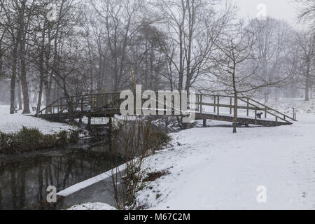 Honiton, Devon, 01. März 18 einer Brücke über den Fluss Sid in der Byes bei Sidmouth asder Tier aus dem Osten trifft Sturm Emma über South West England. Devon und Cornwall erwarten mehrere Zentimeter Schnee in den nächsten Stunden. Schnee ist eine große rareity auf das Devon Coast - Sidmouth hat keine hatten seit dem Winter 2010/11. Foto Central/Alamy leben Nachrichten Stockfoto