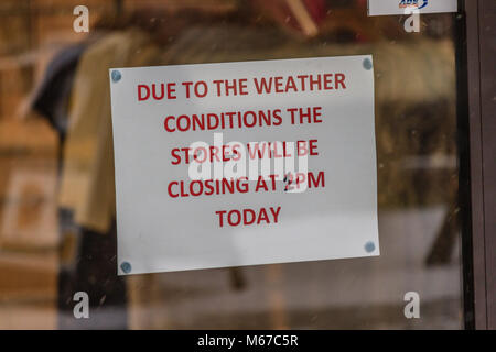 Zeichen auf Schaufenster als Teile von Devon zum Stillstand als Sturm Emma kommt durch die kalte Luft aus dem Tier aus dem Osten gedeckt werden, was zu schweren Schnee fallen und eine rote Wetter Warnung bei Newton Abbot, Devon, Großbritannien. Credit: JHNews/Alamy leben Nachrichten Stockfoto