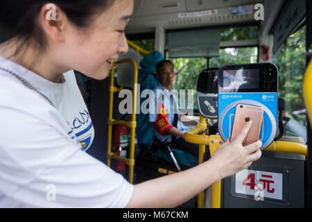 (180301) - Peking, 1. März 2018 (Xinhua) - Datei Foto aufgenommen am 12.08.16, 2016 zeigt ein Bürger mit Alipay für die Zahlung auf den Bus Nr. 506 in Hangzhou, Osten Chinas Provinz Zhejiang. Mit einem Vermögen von 295 Milliarden Yuan (ca. 46,6 Mrd. US-Dollar), Ma Huateng, Gründer und CEO der Internet-riese Tencent, ist jetzt der reichsten Menschen in China. Der Business Leader, auch als Pony Ma bekannt, hat 23 Plätze 15 geordnet zu werden weltweit sprang, entsprechend der Hurun Global Rich List 2018 am Mittwoch freigegeben. Hinter dem Aufstieg von Ma und seine Firma ist Chinas blühenden digitale Wirtschaft, die Stockfoto