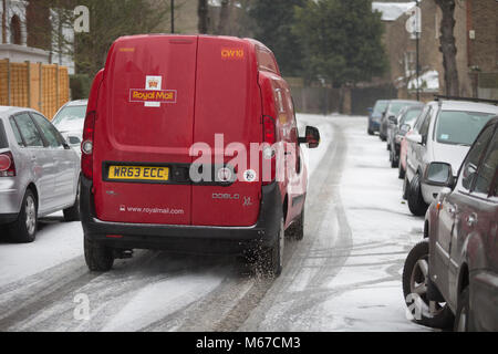 London, Großbritannien, 1. März 2018: die Royal Mail van Antriebe unten einen rutschigen Wohnstraße im Süden Londons während das schlechte Wetter, die jeden Teil des Vereinigten Königreichs und als "Tier aus dem Osten" bezeichnet, denn Sibirischen winden und sehr niedrigen Temperaturen in Westeuropa aus Russland geblasen haben, am 1. März 2018, in Lambeth, London, England. Richard Baker/Alamy leben Nachrichten Stockfoto