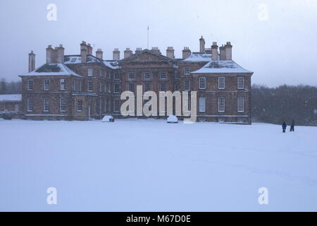 Dalkeith, UK, 1. März 2018: Jungen spielen in der snowoutside der Stammsitz der Herzog von buccleuch in Dalkeith Country Park, Kredit: Ian Tat/Alamy leben Nachrichten Stockfoto