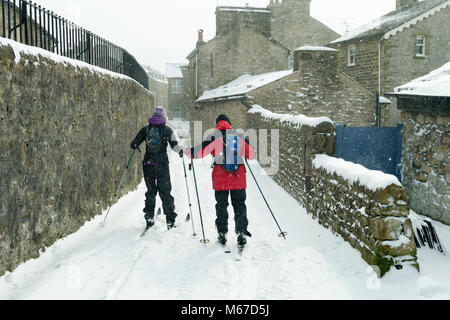 Vereinbaren, North Yorkshire. 1 Mär, 2018. UK Wetter: Schnee, Kälte und starken Winden auf der North Yorkshire Markt Stadt niederlassen. Skier Hilfe bei schwierigen Bedingungen underrfoot bewältigen. Quelle: John Bentley/Alamy leben Nachrichten Stockfoto