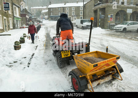 Vereinbaren, North Yorkshire. 1 Mär, 2018. UK Wetter: Schnee, Kälte und starken Winden auf der North Yorkshire Markt Stadt niederlassen. Zähneknirschend und Schneeräumen im Zentrum der Stadt. Quelle: John Bentley/Alamy leben Nachrichten Stockfoto