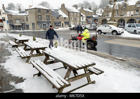 Vereinbaren, North Yorkshire. 1 Mär, 2018. UK Wetter: Schnee, Kälte und starken Winden auf der North Yorkshire Markt Stadt niederlassen. Zähneknirschend und Schneeräumen im Zentrum der Stadt. Quelle: John Bentley/Alamy leben Nachrichten Stockfoto