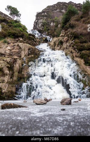 Assaranca Wasserfall, Maghera, Ardara, County Donegal, Irland Wetter. 1. März 2018. Der Bitterkalten Wetter hat einen berühmten Wahrzeichen Wasserfall eingefroren. Dies ist eine extrem seltene Erscheinung nach einheimischen und zuletzt geschah im Jahr 2010. Credit: Richard Wayman/Alamy leben Nachrichten Stockfoto