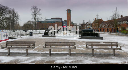 Stratford-upon-Avon, Warwickshire. 1 Mär, 2018. UK Wetter: Mit der Temperatur bei -4 c Wasserseite, neben dem Royal Shakespeare Theatre in der Regel mit Besuchern in Stratford-upon-Avon, Warwickshire war wüst am 1. März 2018 Credit: Fraser Pithie/Alamy leben Nachrichten Stockfoto