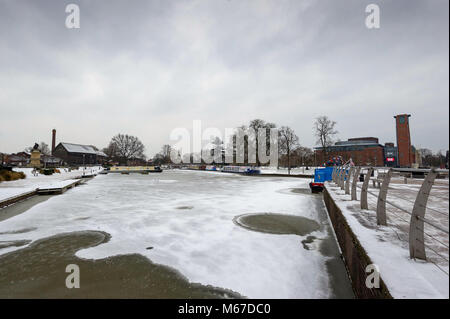 Stratford-upon-Avon, Warwickshire. 1 Mär, 2018. UK: Wetter mit Temperaturen bei -4 c der Hafenbecken und Wasserseite bei Stratford-upon-Avon, Warwickshire, in der Regel voll mit Besuchern das ganze Jahr über, war am 1. März 2018, als die Menschen zu Hause geblieben. Credit: Fraser Pithie/Alamy leben Nachrichten Stockfoto