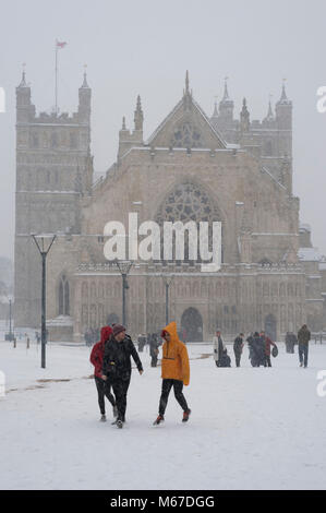 Exeter, Devon, Großbritannien. 1. März 2018. Das Tier aus dem Osten trifft Sturm Emma in Exeter als rote Wetter Warnung ausgegeben wird. Die Menschen genießen den Schnee außerhalb der Kathedrale von Exeter. Credit: Theo Moye/Alamy leben Nachrichten Stockfoto