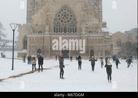 Exeter, Devon, Großbritannien. 1. März 2018. Das Tier aus dem Osten trifft Sturm Emma in Exeter als rote Wetter Warnung ausgegeben wird. Die Menschen genießen den Schnee außerhalb der Kathedrale von Exeter. Credit: Theo Moye/Alamy leben Nachrichten Stockfoto