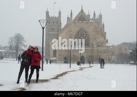 Exeter, Devon, Großbritannien. 1. März 2018. Das Tier aus dem Osten trifft Sturm Emma in Exeter als rote Wetter Warnung ausgegeben wird. Die Menschen genießen den Schnee außerhalb der Kathedrale von Exeter. Credit: Theo Moye/Alamy leben Nachrichten Stockfoto