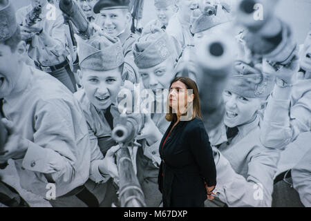 01 März 2018, Deutschland, Wolfsburg: Cordula Lebeck, Witwe des Fotografen Robert Lebeck, in der Ausstellung stehen" Robert Lebeck 1968". Im Hintergrund ist ein Bild von Kindern Kadetten an einer amerikanischen Militärakademie. Das Museum zeigt eine Sammlung von bisher unveröffentlichten Fotos von Lebeck, die sich mit dem Jahr des Umbruchs 1968 in verschiedenen Ländern. Die Ausstellung läuft vom 04. März bis 22. Juli 2018. Foto: Ole Spata/dpa Stockfoto