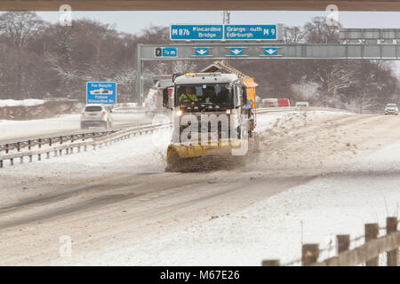 Dies ist ein Foto von einem Schneepflug auf der Autobahn M9 in Schottland Stockfoto