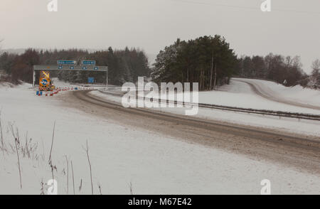 M9 Straßensperre wegen starkem Schneefall. Stockfoto