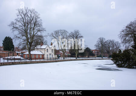 Lichfield, Staffordshire, England 1 | März 2018. Schnee und Eis Grüße der erste Tag des Frühlings. Münster Pool über mit Schnee Eis eingefroren. Quelle: David Keith Jones/Alamy leben Nachrichten Stockfoto