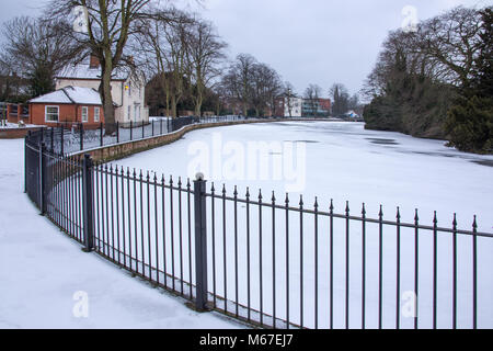 Lichfield, Staffordshire, England 1 | März 2018. Schnee und Eis Grüße der erste Tag des Frühlings. Münster Pool über mit Schnee Eis eingefroren. Quelle: David Keith Jones/Alamy leben Nachrichten Stockfoto