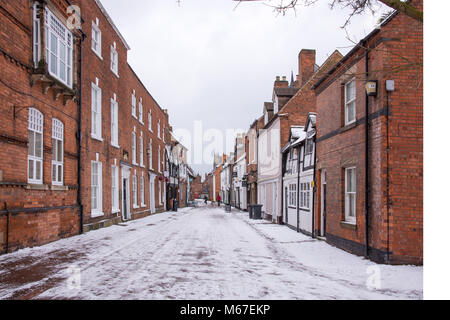 Lichfield, Staffordshire, England 1 | März 2018. Schnee und Eis Grüße der erste Tag des Frühlings. Dam Street Lichfield withGeorgian Häuser und verschneite Pflaster. Quelle: David Keith Jones/Alamy leben Nachrichten Stockfoto