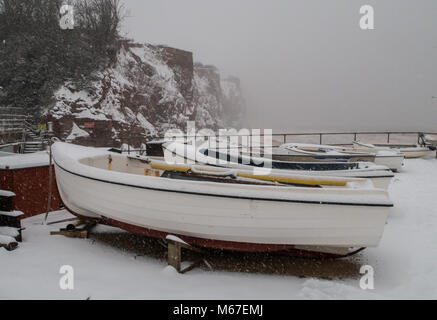 Honiton, Devon, 1. März 18 Fischerboote am Strand von Sidmouth asder Tier aus dem Osten trifft Sturm Emma über South West England. Devon und Cornwall erwarten mehrere Zentimeter Schnee in den nächsten Stunden. Schnee ist eine große rareity auf das Devon Coast - Sidmouth hat keine hatten seit dem Winter 2010/11. Foto Central/Alamy leben Nachrichten Stockfoto