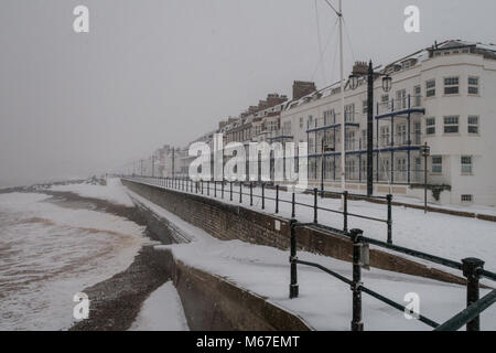 Honiton, Devon, 1. März 18 Die Strandpromenade in Sidmouth asder Tier aus dem Osten trifft Sturm Emma über South West England. Devon und Cornwall erwarten mehrere Zentimeter Schnee in den nächsten Stunden. Schnee ist eine große rareity auf das Devon Coast - Sidmouth hat keine hatten seit dem Winter 2010/11. Foto Central/Alamy leben Nachrichten Stockfoto