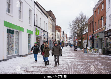 Lichfield, Staffordshire, England 1 | März 2018. Schnee und Eis Grüße der erste Tag des Frühlings. Vier gut verpackt Fußgänger mutig die eisige Kälte in der Market Street Lichfield Quelle: David Keith Jones/Alamy leben Nachrichten Stockfoto