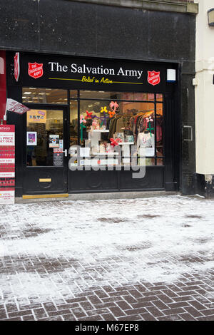 Lichfield, Staffordshire, England 1 | März 2018. Schnee und Eis Grüße der erste Tag des Frühlings. Heilsarmee Liebe Shop in der Market Street Lichfield mit verschneiten Pflaster. Quelle: David Keith Jones/Alamy leben Nachrichten Stockfoto