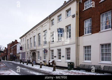 Lichfield, Staffordshire, England 1 | März 2018. Schnee und Eis Grüße der erste Tag des Frühlings. Best Western George Hotel mit Schnee auf dem Boden in Bird Street Lichfield Quelle: David Keith Jones/Alamy leben Nachrichten Stockfoto