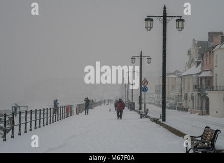 Honiton, Devon, 1. März 18 Die Strandpromenade in Sidmouth asder Tier aus dem Osten trifft Sturm Emma über South West England. Devon und Cornwall erwarten mehrere Zentimeter Schnee in den nächsten Stunden. Schnee ist eine große rareity auf das Devon Coast - Sidmouth hat keine hatten seit dem Winter 2010/11. Foto Central/Alamy leben Nachrichten Stockfoto