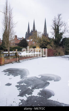 Lichfield, Staffordshire, England 1 | März 2018. Schnee und Eis Grüße der erste Tag des Frühlings. Gefrorene Münster Pool bedeckt mit Schnee und Eis mit Memorial Garden und Kathedrale von Lichfield von Beacon Street Lichfield Quelle: David Keith Jones/Alamy Live Nachrichten gesehen Stockfoto