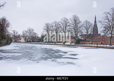 Lichfield, Staffordshire, England 1 | März 2018. Schnee und Eis Grüße der erste Tag des Frühlings. Münster Pool über mit Schnee und Eis mit St Mary's Church im Hintergrund Credit gefroren: David Keith Jones/Alamy leben Nachrichten Stockfoto