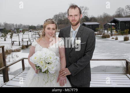 Henlow Bridge Seen, Bedfordshire, Großbritannien, 1. März 2018. Kanadier, Mathew Main, von Manitoba und seine Braut Maria Winson von Leicestershire trotzen Temperaturen von minus 14 Grad Celsius mit dem Wind chill in Cambridge Standesamt und ihre Basis in Henlow Bridge Seen, Bedfordshire. Sie werden morgen nach Kanada für ihre Flitterwochen, wo es ein unseasonably wird Lauen 3 Grad Celsius sein. Credit: Mick Flynn/Alamy leben Nachrichten Stockfoto