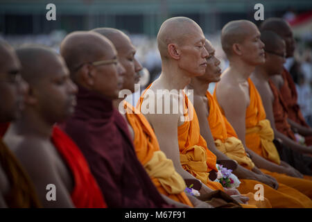 Bangkok, Pathum Thani, Thailand. 1 Mär, 2018. Ausländische Mönche gesehen Meditieren während der jährlichen Magha Bucha Zeremonie im Norden von Bangkok. Buddhistische Anhänger das jährliche Festival der Magha Bucha, einer der wichtigsten Tag für Buddhisten auf der ganzen Welt feiern. Mehr als tausend Mönche und hundert von tausend Anhänger sammelten sich an dhammakaya Tempel in Bangkok die Beleuchtung Zeremonie zu sorgen. Credit: 1C0A 9220.jpg /SOPA Images/ZUMA Draht/Alamy leben Nachrichten Stockfoto