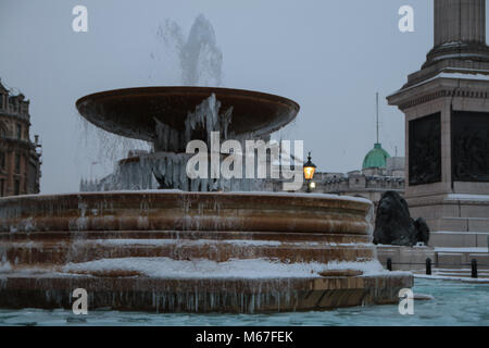 London, UK, 01. März 2018 in London als Abend fallen, und verwenden Sie die temepretatures Plumes unter Cero, die paar verwegenen touristische Die Kältewelle selfies vor dem zugefrorenen Brunnen am Trafalgar Square zu nehmen @ Paul Quezada-Neiman/Alamy leben Nachrichten Stockfoto