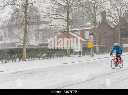 Southampton, Großbritannien. März 2018. Aufgrund von starkem Schnee wurde die Universität Southampton (England, Großbritannien) wegen widriger und gefährlicher Wetterbedingungen für den Rest des Tages und morgen geschlossen. Hier ist ein Radfahrer, der den Straßen trotzt, die gefährlich zu benutzen sind. Stockfoto