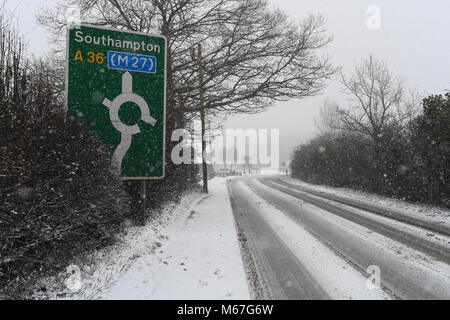 Southampton, Großbritannien. 1. März, 2018. Donnerstag, 1. März 2018 UKsnow West Wellow Southampton, England. Dieser Teil der A36 in der Nähe von Southampton ist menschenleer, nachdem ein Lkw den Weg Blöcke auf einem in der Nähe von Hill, die Straße zu erhalten durch die Beilegung von Schneekanonen für sehr schwierige Bedingungen gefüllt. Sturm Emma kombiniert mit dem "Tier aus dem Osten' hits West Wellow, Romsey Hampshire am späten Nachmittag verursacht Chaos auf der A36 die Hauptroute von Southampton nach Salisbury. Autos und Lastwagen auf die vielen Hügel blockiert Verkehr stecken geblieben. Credit: PBWPIX/Alamy leben Nachrichten Stockfoto