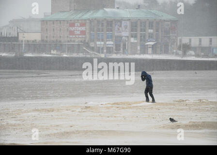Weymouth. 1. März 2018 - eine Frau kämpft am berühmten "Sunny" Weymouth Beach, wo heute, Fahren, Schnee Wind gemacht-3C mehr Wie-12 C fühlen zu gehen! Credit: stuart Hartmut Ost/Alamy leben Nachrichten Stockfoto