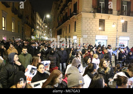 Heute Abend in den Straßen der Stadt von Neapel eine Prozession mit Tausenden von Menschen marschierten zum Protest gegen die Institutionen, die nichts tun die drei Neapolitaner frei in Mexiko im Januar entführt. 28 Feb, 2018. Quelle: Fabio Sasso/ZUMA Draht/Alamy leben Nachrichten Stockfoto