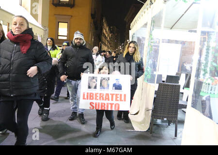 Heute Abend in den Straßen der Stadt von Neapel eine Prozession mit Tausenden von Menschen marschierten zum Protest gegen die Institutionen, die nichts tun die drei Neapolitaner frei in Mexiko im Januar entführt. 28 Feb, 2018. Quelle: Fabio Sasso/ZUMA Draht/Alamy leben Nachrichten Stockfoto