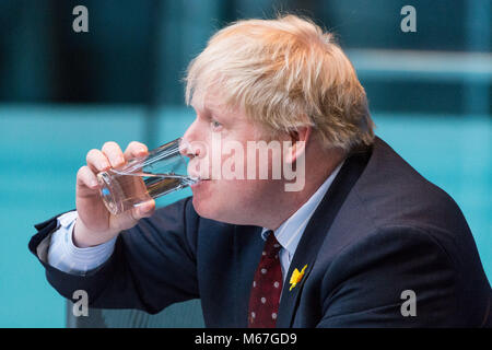 London, Großbritannien. 1. März, 2018. Boris Johnson MP, Minister für auswärtige Angelegenheiten und Commonwealth-Fragen, erscheint vor der London Assembly, in seiner Eigenschaft als ehemaliger Bürgermeister von London, Fragen an der Garden Bridge-Projekt zu beantworten. Das Projekt fällt in der Bitterkeit nach £ 37 m ohne einen Ziegelstein gelegt werden. Credit: Raymond Tang/Alamy leben Nachrichten Stockfoto