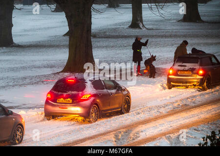 Northampton, England, Großbritannien Wetter. 1. März 2018. Autos Queuing auf der Park Ave in Richtung Süden wegen Schnee, der am frühen Nachmittag mit Temperaturen von -5 begonnen, was zu Problemen für den Berufsverkehr, die versuchen, zu Hause nach einem Tag Arbeit zu erhalten, viele müssen geschoben werden wieder nach dem Stoppen in der Warteschlange zu erhalten. Credit: Keith J Smith./Alamy leben Nachrichten Stockfoto