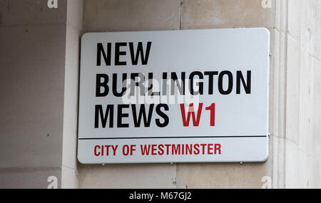 London, Großbritannien. 1. März, 2018. Die neuen Burlington Mews Straßenschild an der Regent Street in der City of London, London, England am 1. März 2018. Foto von Andy Rowland. Credit: Andrew Rowland/Alamy leben Nachrichten Stockfoto