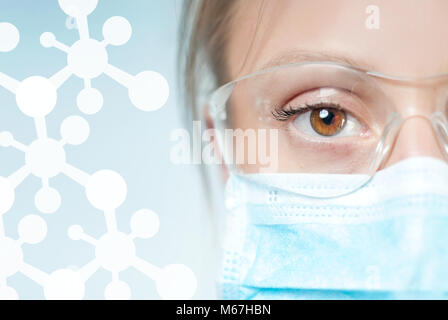 Portrait von jungen Spezialisten mit Schutzbrille und Maske auf molekularen Hintergrund. Stockfoto