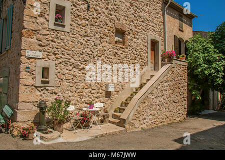 Blick auf die Gebäude mit Treppe in der Gasse, am ruhigen Sillans-la-Cascade Dorf, in der Nähe von Draguignan. Provence, Südfrankreich. Stockfoto