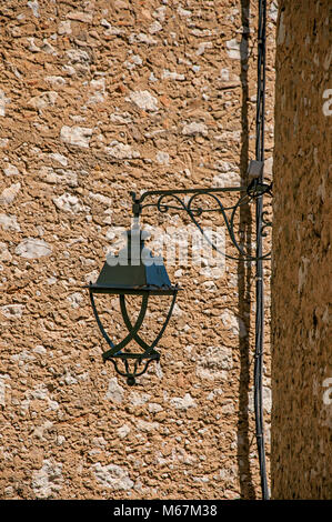 Close-up von Lampe und Steinmauern in Saint-Paul-de-Vence, einer gut erhaltenen mittelalterlichen Weiler in der Nähe von Nizza. Provence, Südfrankreich. Stockfoto