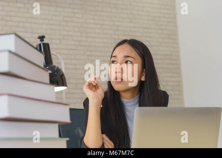 Asiatische Frau Rechtsanwalt arbeitet an einem Schreibtisch. Stockfoto