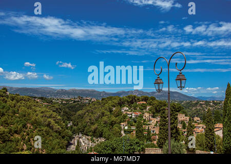 Blick auf die Hügel, Dächer und Lampe in Haut-de-Cagnes, einem Dorf auf einem Hügel, in der Nähe von Nizza. In der Region Provence, Südfrankreich. Stockfoto