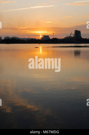 Sonnenaufgang über dem Siagon Flusses. Ho Chi Minh City, Vietnam Stockfoto