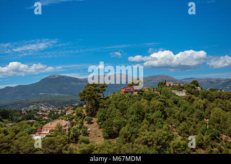 Blick auf die Hügel, Dächer und blauer Himmel in Haut-de-Cagnes, ein angenehmes Dorf auf einem Hügel, in der Nähe von Nizza. Provence, Südfrankreich. Stockfoto