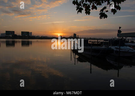 Sonnenaufgang über dem Siagon Flusses. Ho Chi Minh City, Vietnam Stockfoto