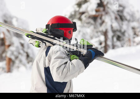 Skifahrer mit Ski an einem verschneiten Wald landschaft. Winter Sport Stockfoto