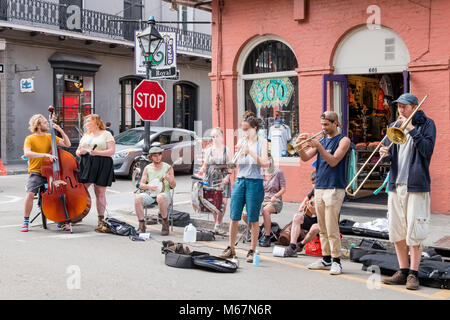 New Orleans, FEB 21: musikalische Leistung auf der Royal Street am Feb 21,2018 in New Orleans, Louisiana Stockfoto